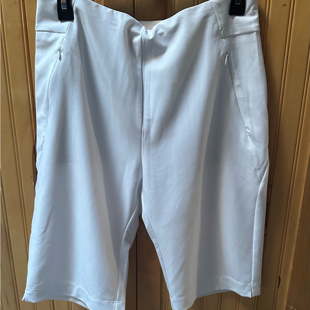 Tail White Golf Pull On Shorts with back pockets and Liner